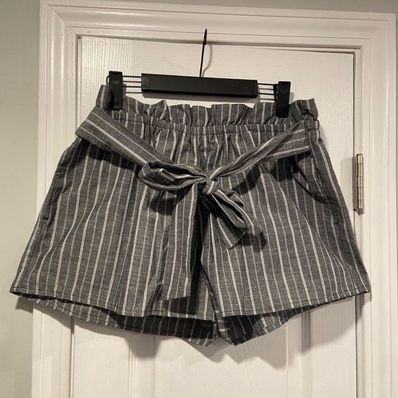 Love Tree Tilly’s Size L Paper Bag Gray Striped Belted Tie Waist Pull On Shorts - Picture 1 of 9